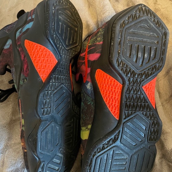Lebron 13 Akronite - Picture 3 of 3